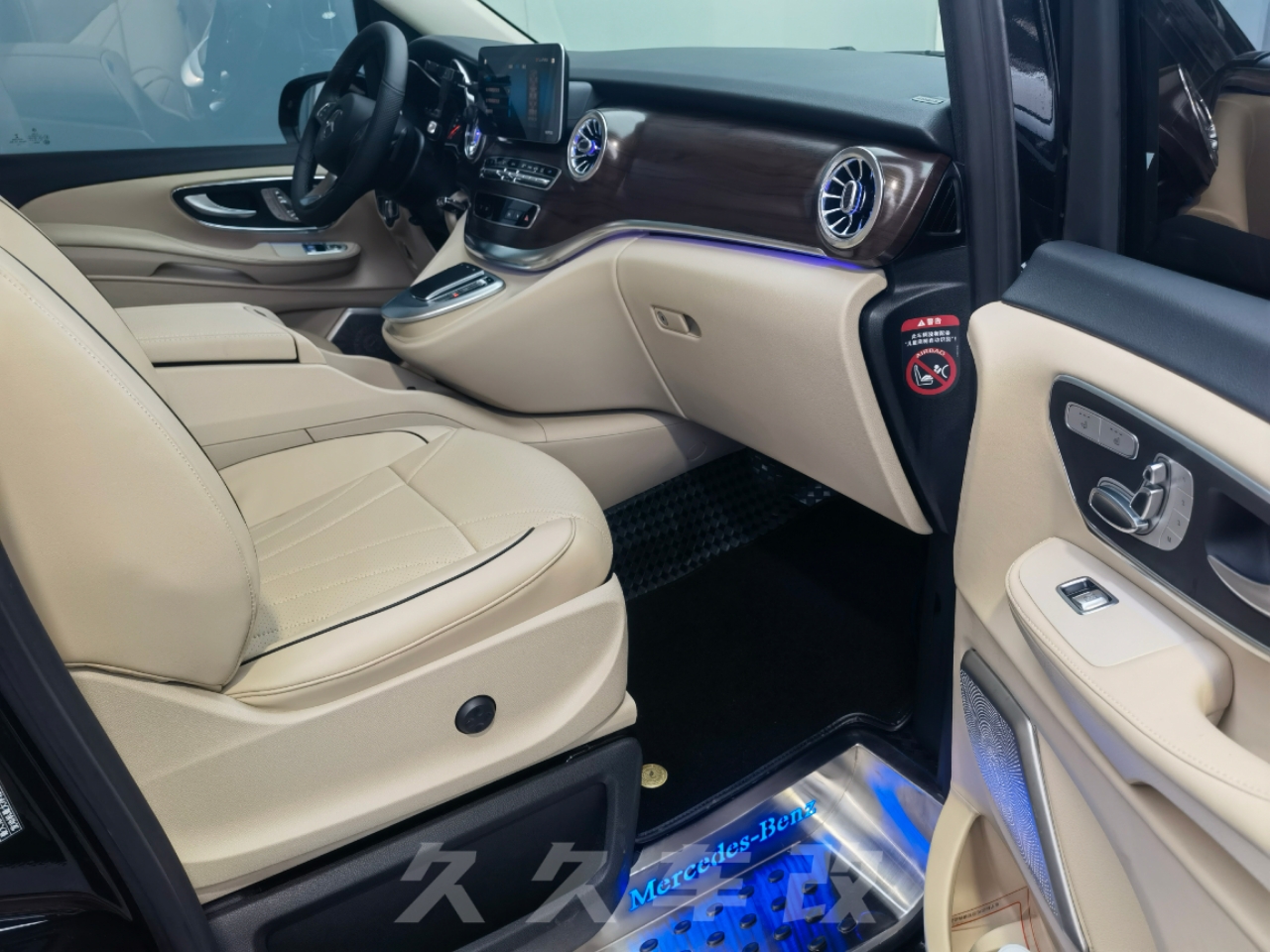 這台奔馳V260改裝最大的亮點就在車頂!