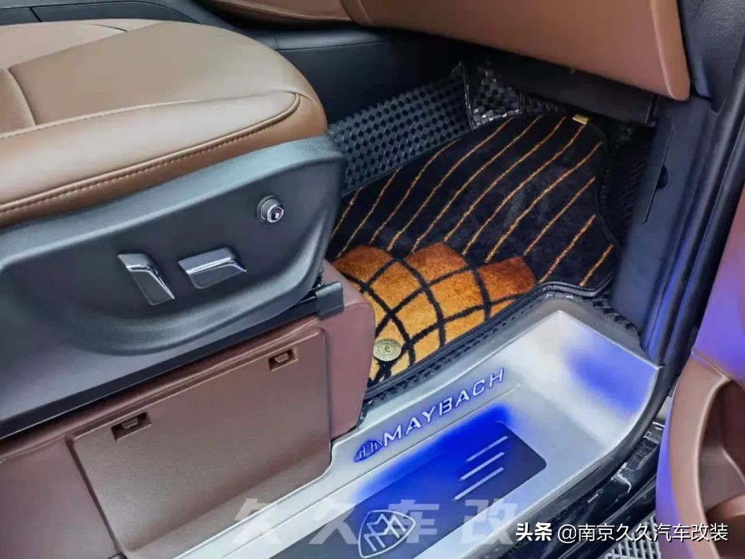 30萬的奔馳威霆大面 (miàn) (miàn)包,如何改出百萬豪車的感覺?