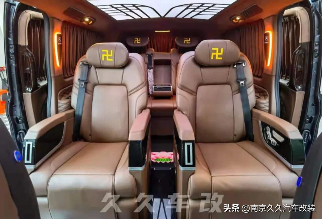 30萬的奔馳威霆大面 (miàn) (miàn)包,如何改出百萬豪車的感覺?