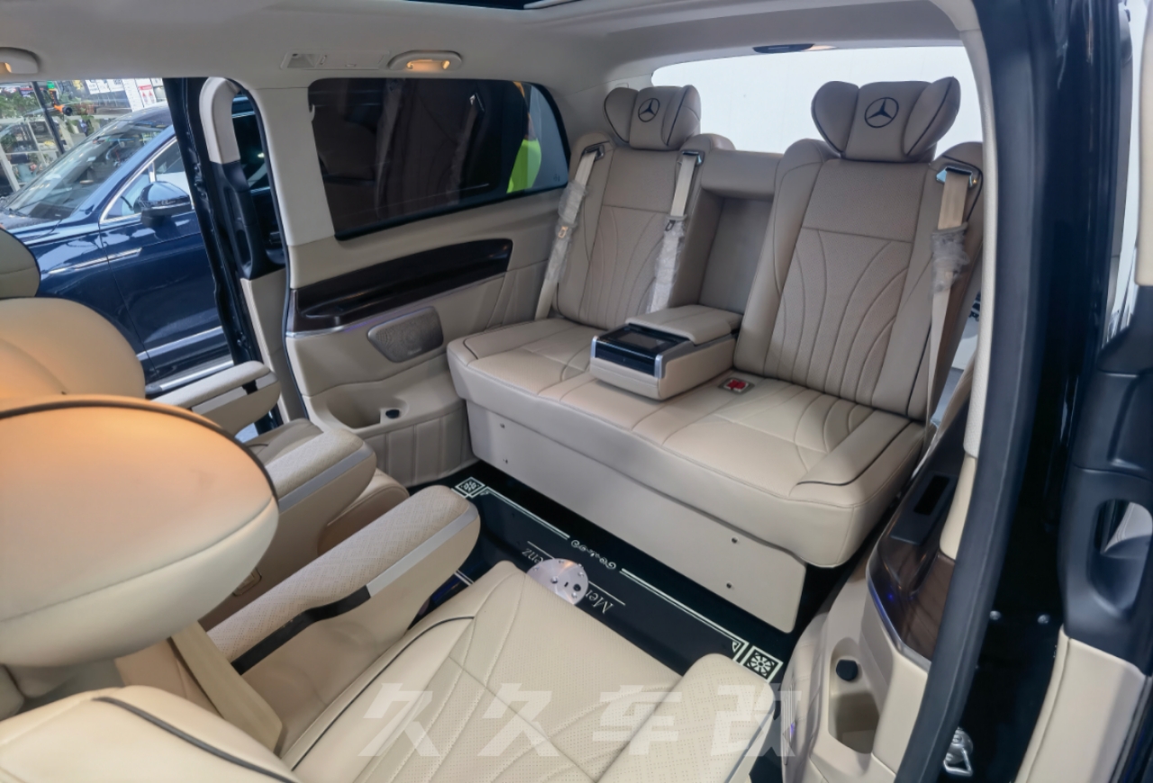 這台奔馳V260改裝最大的亮點就在車頂!