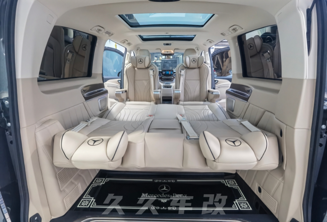 這台奔馳V260改裝最大的亮點就在車頂!