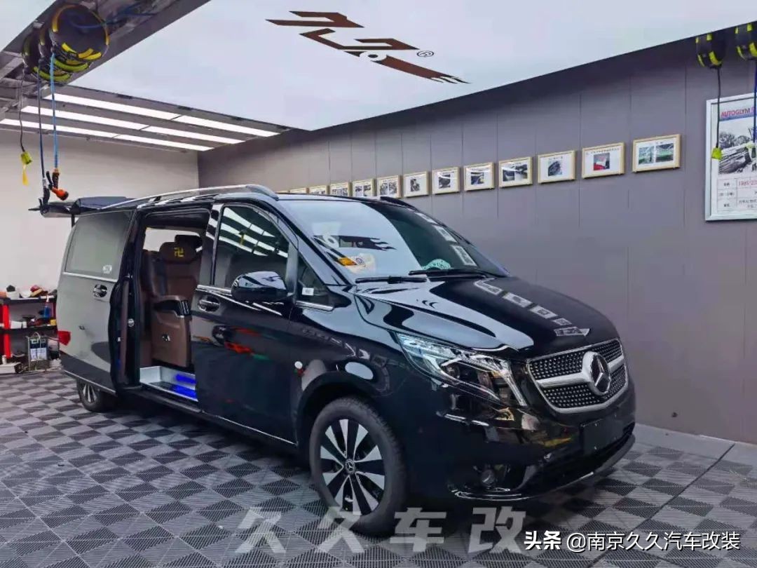 30萬的奔馳威霆大面 (miàn) (miàn)包,如何改出百萬豪車的感覺?