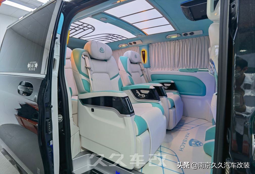 七夕節,定制改裝的威霆蒂芙尼藍内飾,讓浪漫加倍