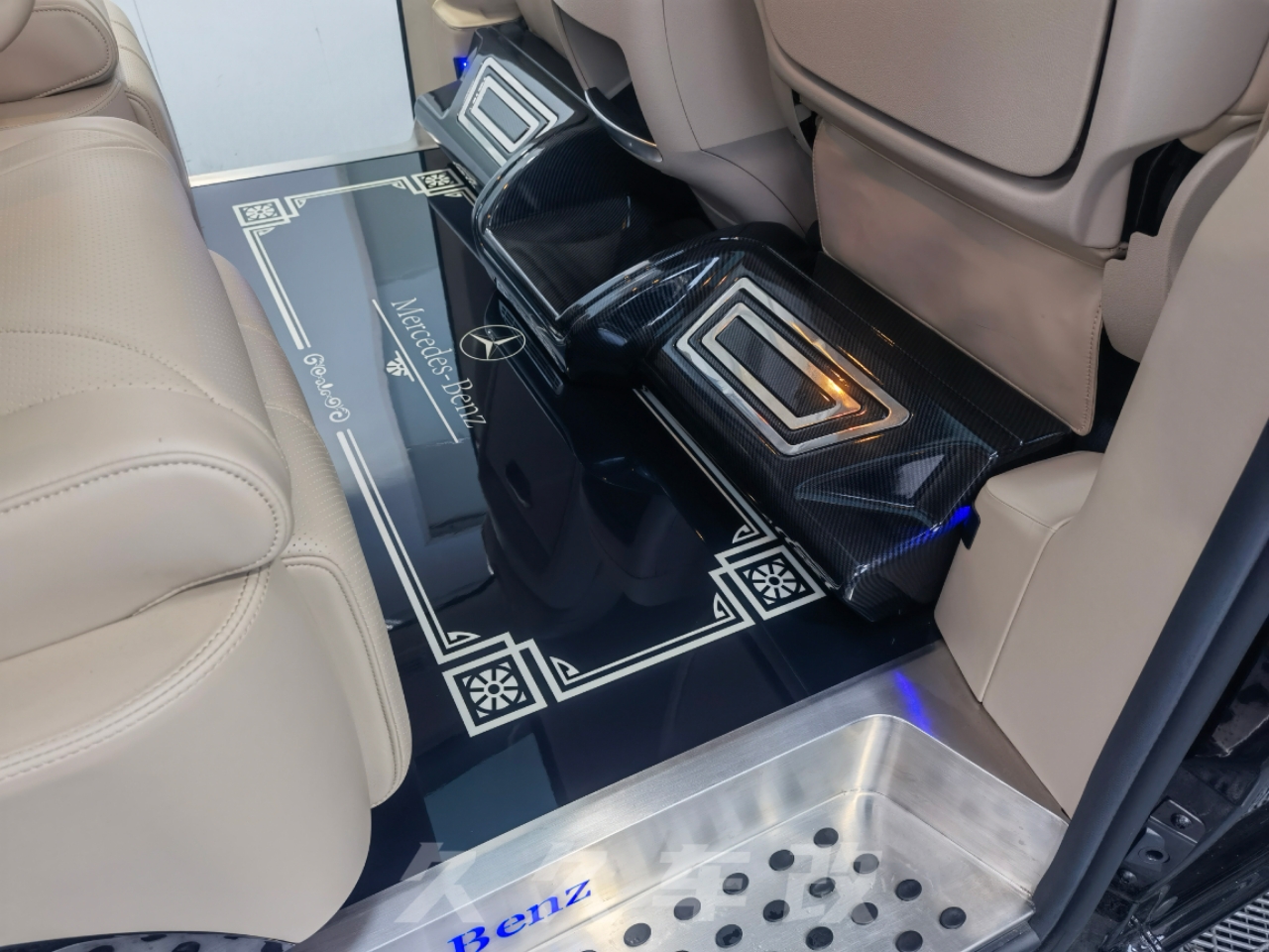 這台奔馳V260改裝最大的亮點就在車頂!