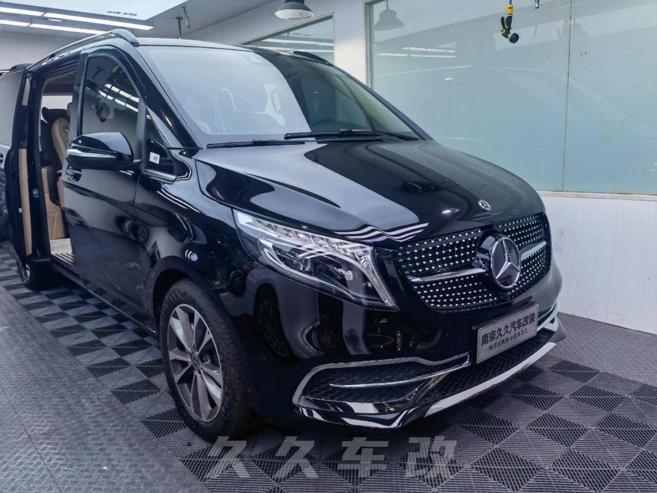 這台奔馳V260改裝最大的亮點就在車頂!