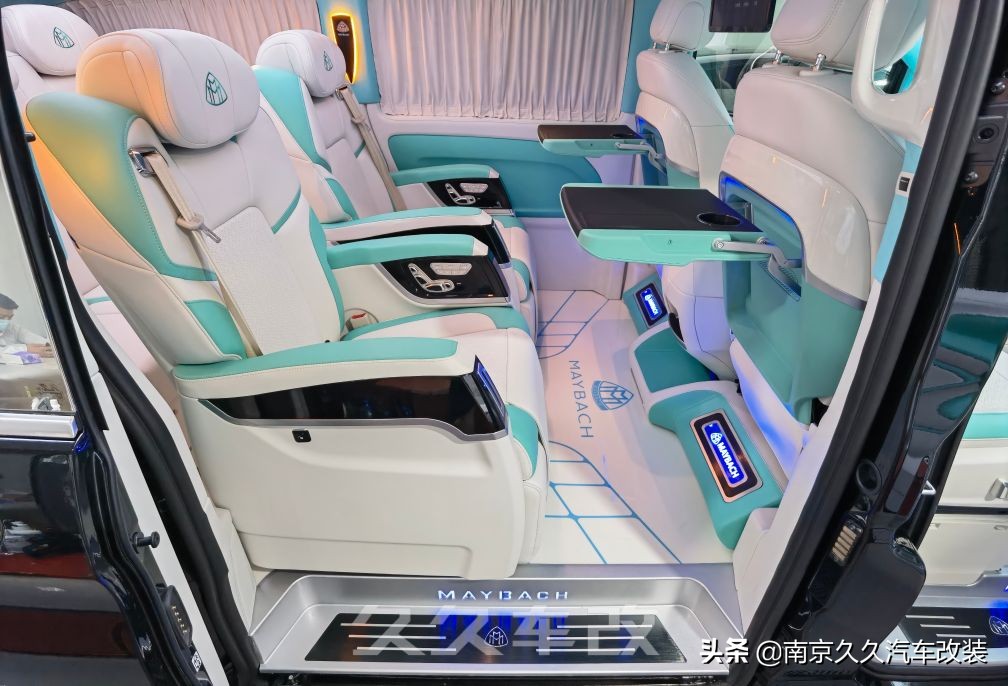 七夕節,定制改裝的威霆蒂芙尼藍内飾,讓浪漫加倍