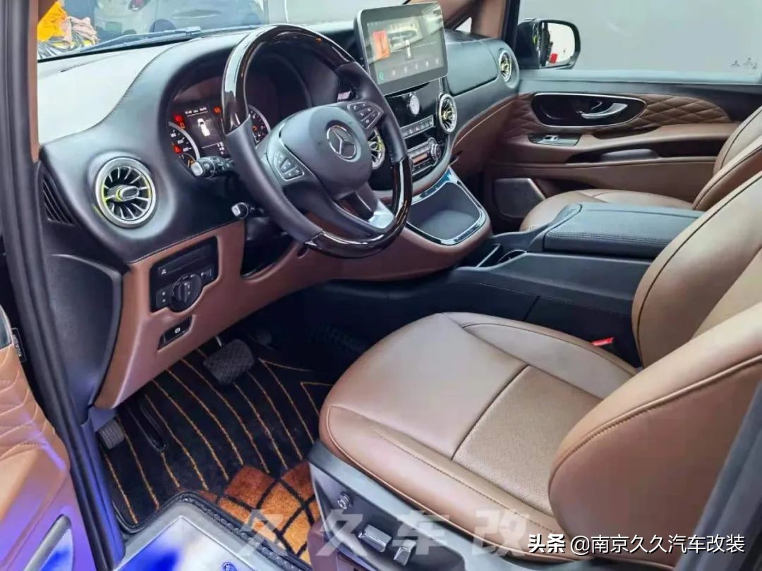 30萬的奔馳威霆大面 (miàn) (miàn)包,如何改出百萬豪車的感覺?