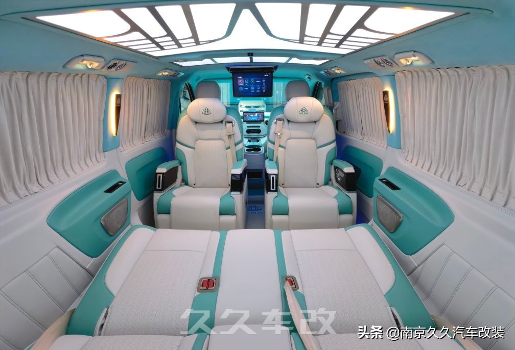 七夕節,定制改裝的威霆蒂芙尼藍内飾,讓浪漫加倍