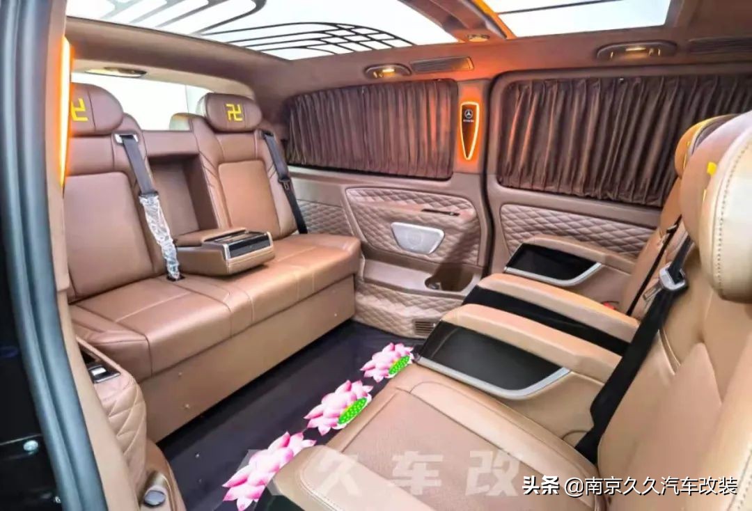 30萬的奔馳威霆大面 (miàn) (miàn)包,如何改出百萬豪車的感覺?