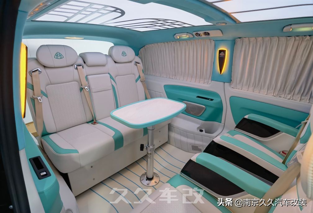 七夕節,定制改裝的威霆蒂芙尼藍内飾,讓浪漫加倍