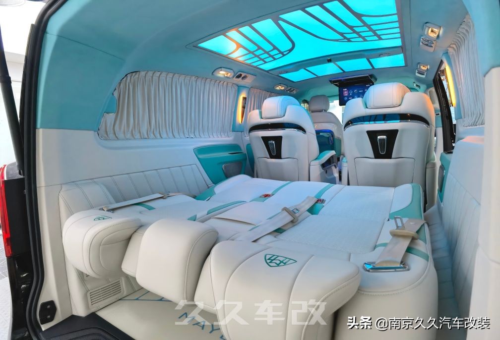 七夕節,定制改裝的威霆蒂芙尼藍内飾,讓浪漫加倍