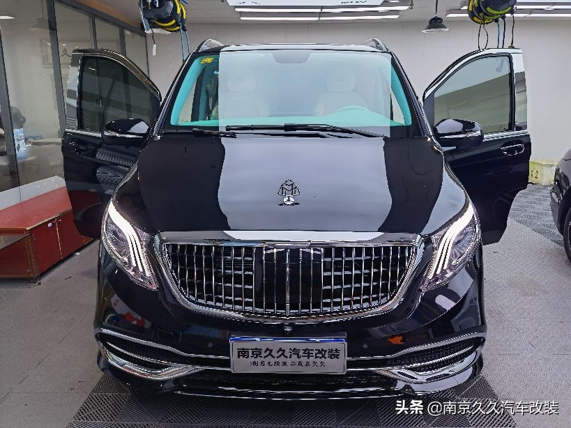 七夕節,定制改裝的威霆蒂芙尼藍内飾,讓浪漫加倍