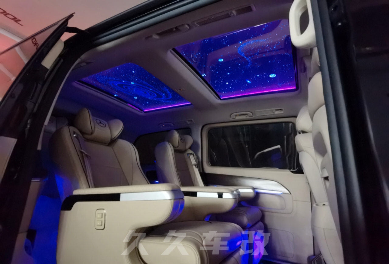 這台奔馳V260改裝最大的亮點就在車頂!