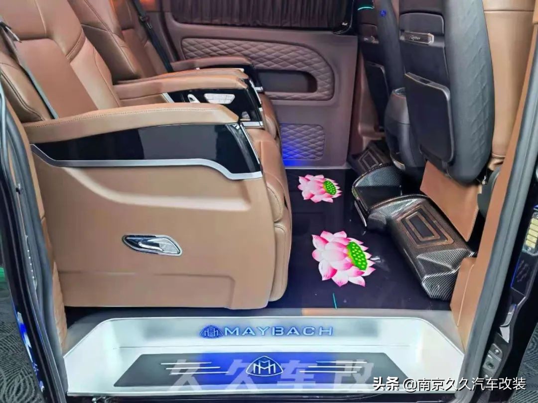 30萬的奔馳威霆大面 (miàn) (miàn)包,如何改出百萬豪車的感覺?