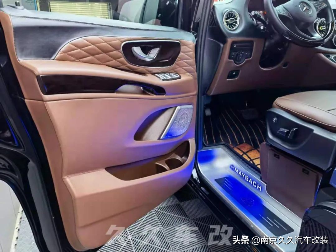 30萬的奔馳威霆大面 (miàn) (miàn)包,如何改出百萬豪車的感覺?