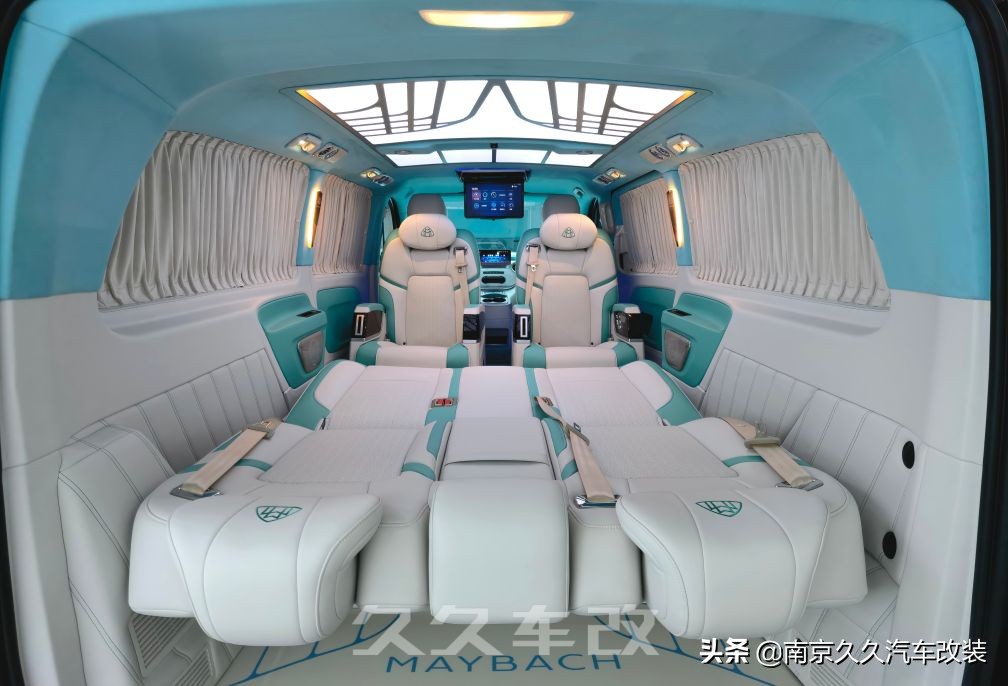 七夕節,定制改裝的威霆蒂芙尼藍内飾,讓浪漫加倍