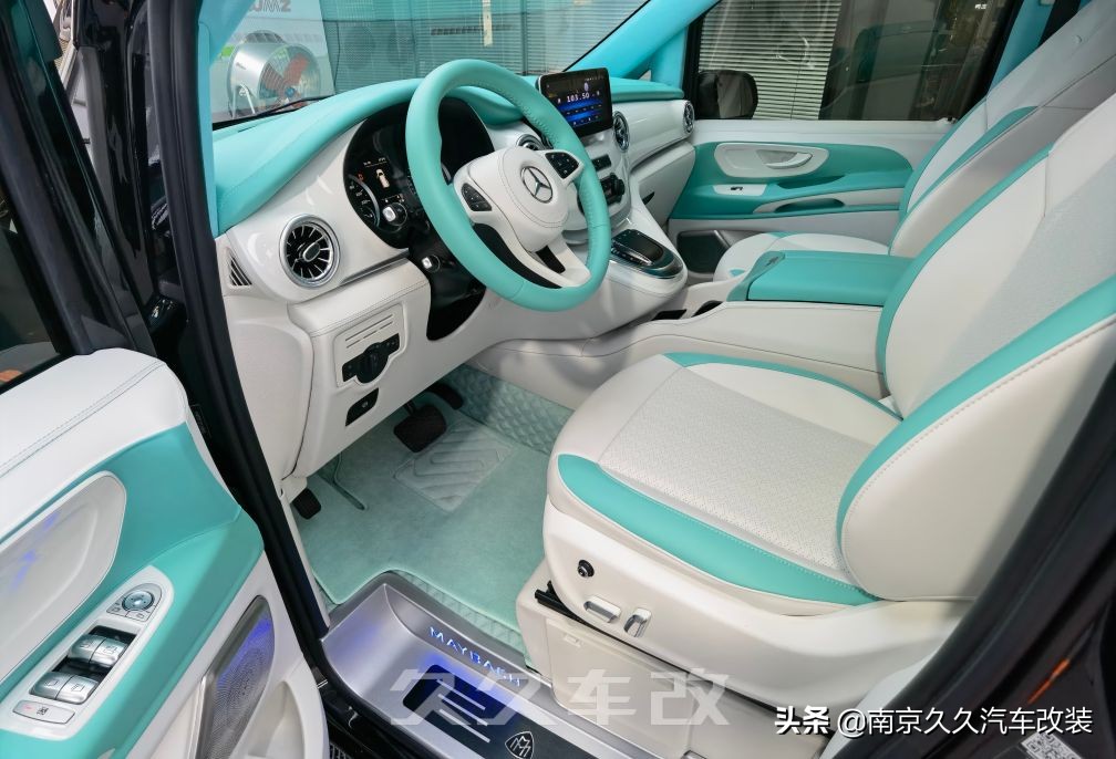 七夕節,定制改裝的威霆蒂芙尼藍内飾,讓浪漫加倍