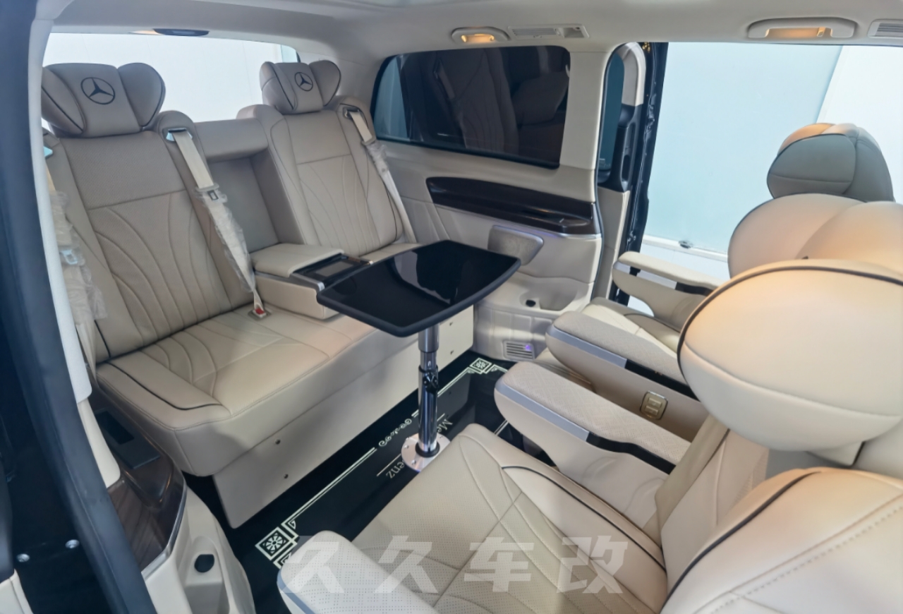 這台奔馳V260改裝最大的亮點就在車頂!