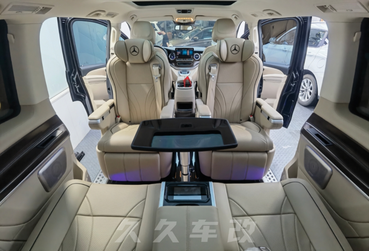 這台奔馳V260改裝最大的亮點就在車頂!