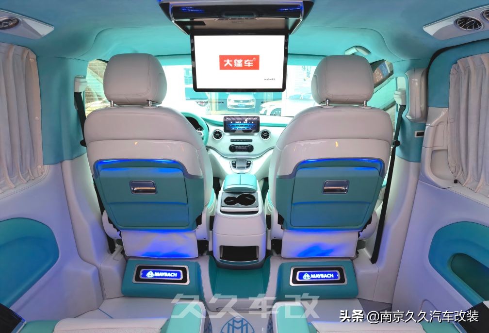 七夕節,定制改裝的威霆蒂芙尼藍内飾,讓浪漫加倍